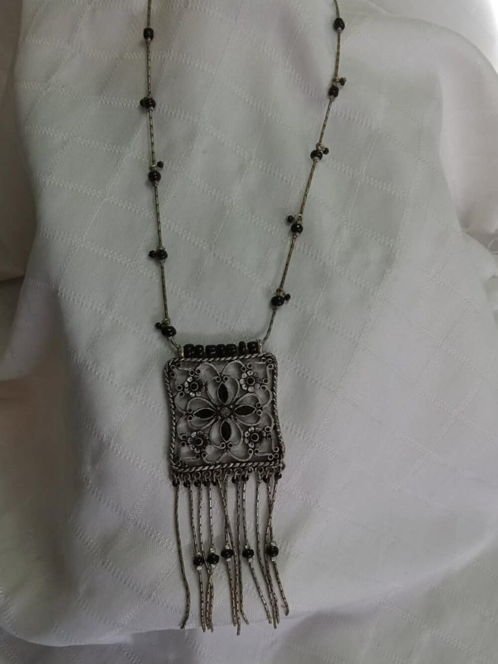 Handcrafted necklace with a traditional Indian pendant and magnificent chain